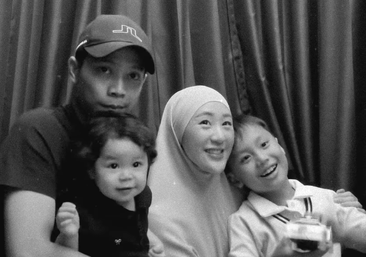 Photobox Ikram Rosadi dan Larissa Chou serta keluarga